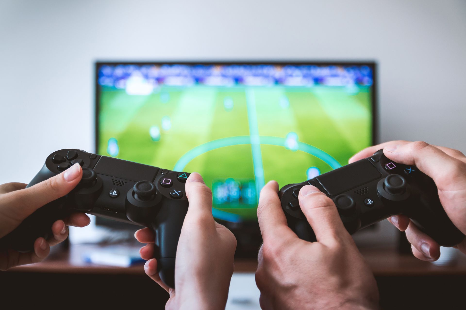 Imagem de duas pessoas jogando